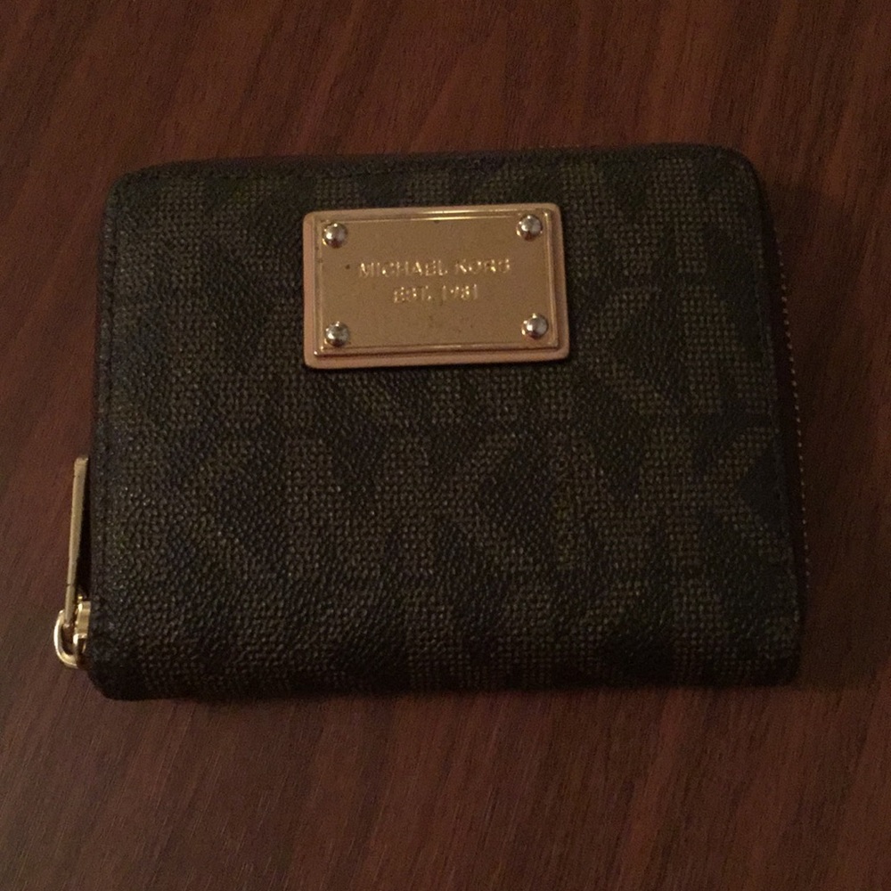 Super functional Micheal Kors wallet